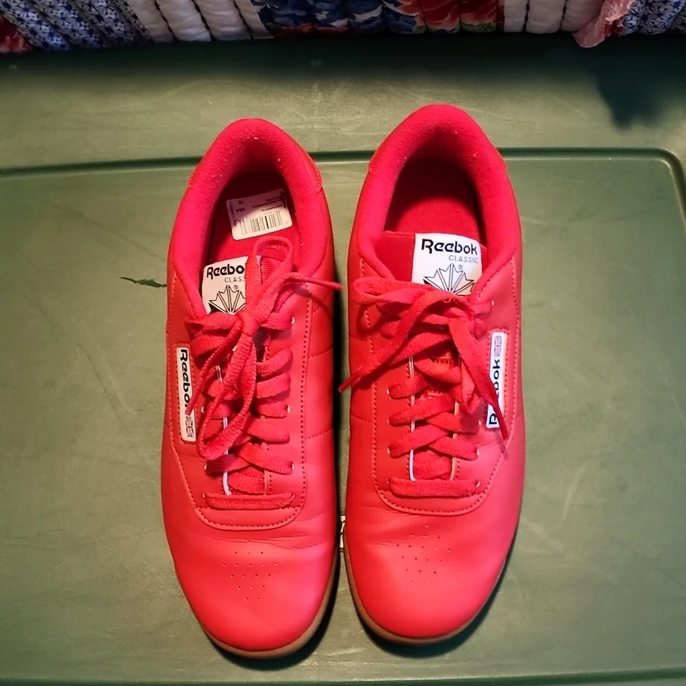 Red Reebok Classic - Picture 2 of 3